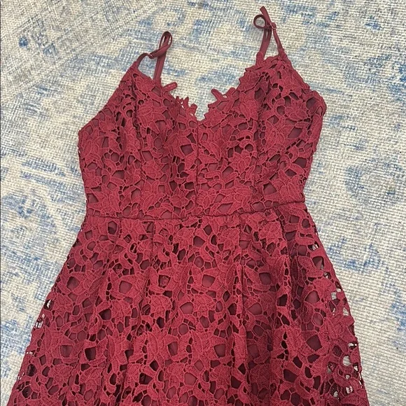 Elegant Burgundy Lace Dress - Picture 2 of 5
